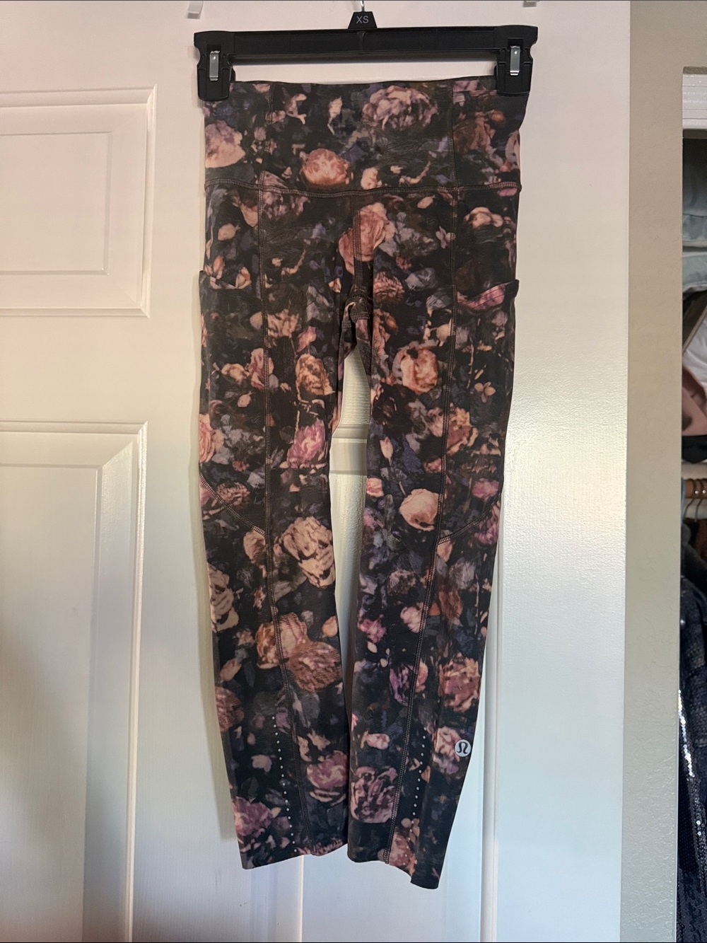 lululemon athletica Women’s Floral Print cropped leggings with side pockets
